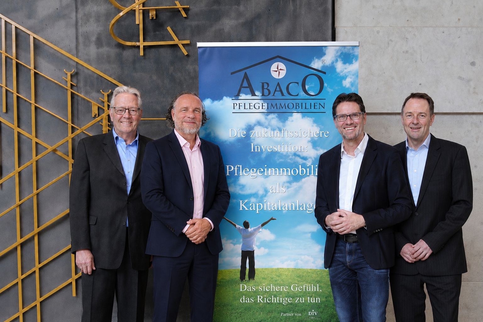 Gl�cklicher Immobilienverk�ufer bei der Immobilienbewertung