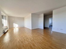 Wohnen_Essen Modernes Penthouse mit Sonne, Stil & Skylineblick