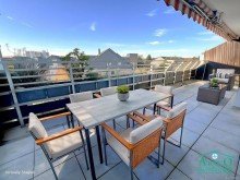 Terrasse - virtuell m�bliert Modernes Penthouse mit Sonne, Stil & Skylineblick