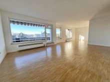 Wohnen_Essen Modernes Penthouse mit Sonne, Stil & Skylineblick