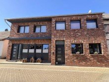 Frontansicht Haus Viel Platz f�r Familie und Arbeit - Zweifamilienhaus mit B�ro in Neuss-Hoisten