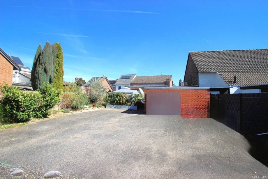 Hof Parkpl�tze Zweifamilienhaus Neuss / Hoisten