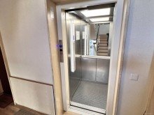 Aufzug Modernes Penthouse mit Sonne, Stil & Skylineblick