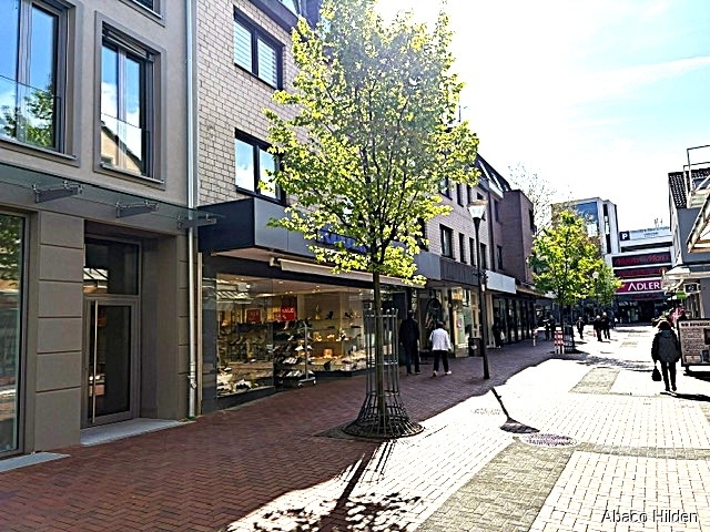 Umfeld rechts Wohn- / Gesch�ftshaus Hilden