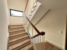 Treppenhaus Modernes Penthouse mit Sonne, Stil & Skylineblick