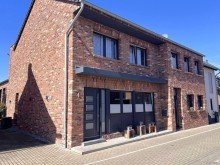 Haussicht Viel Platz f�r Familie und Arbeit - Zweifamilienhaus mit B�ro in Neuss-Hoisten